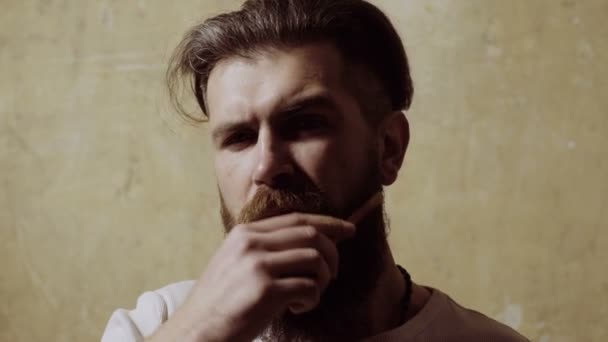 Красивий усміхнений молодий чоловік робить сучасну зачіску — стокове відео