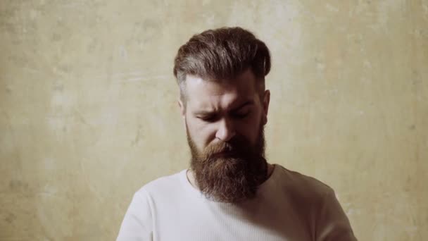 Красивий усміхнений молодий чоловік робить сучасну зачіску — стокове відео