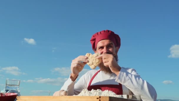 Bebaarde chef-kok koken op frisse lucht. Baker bakken brood. Baker kneden van het deeg — Stockvideo