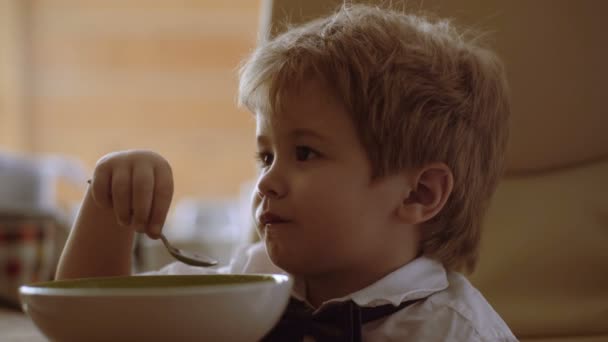 Eenzame jeugd. De jongen eet zelf. Een onafhankelijke kind — Stockvideo