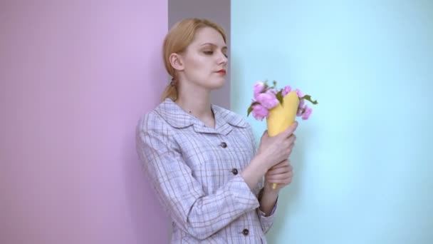 Dívka je naštvaná s buketem, který jí byl předložen. Naštvaná žena s kyticí růží — Stock video