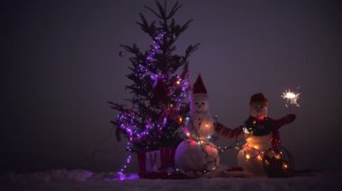 Mutlu yeni yıl kardan adam ile. Snowmans mutlu çift. Snowmans kutlama. Mutlu Noeller ve mutlu yeni yıl. Noel mutlu kardan adam kışın ayakta manzara
