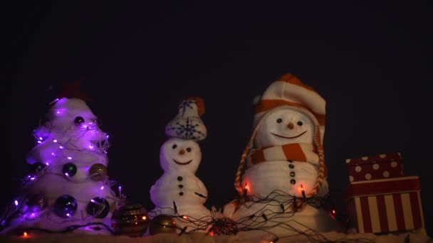 Χριστουγεννιάτικη διακόσμηση. Χειμώνα άφιξη έννοια με χιονάνθρωπο — Αρχείο Βίντεο
