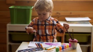 Çocuk paitint albümdeki birçok resim araç kullanarak çizim resimle. Yaratıcılık kavramı