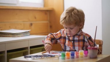 Çocuk paitint albümdeki birçok resim araç kullanarak çizim resimle. Yaratıcılık kavramı