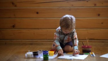 Çocuklar için sanat terapisi. Childs'ın Kişilik Psikolojisi. Güven kazanıyor yardımcı. Çizim. Yaratıcılık ve eğitim kavramı. Mutlu sevimli çocuk elleri renkler