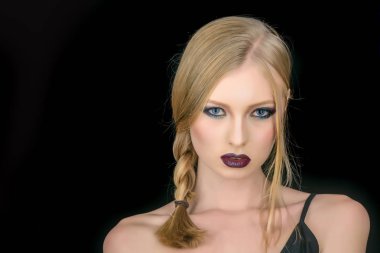 Makyaj göz ve cilt bakımı şehvetli kız. Kuaför ve güzellik salonu. PIGTAIL sarışın saçlı kız. Seksi kadın siyah izole sarı saçlı. Manken makyaj ve şık bir saç modeli ile.