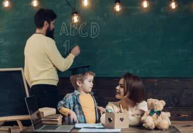 Okul ders kavramı. Öğretmen matematik için küçük çocuk okul ders vermek. İlk okul ders. Aile ve okul ders, çocuk. Öğrenmek sevmeyi