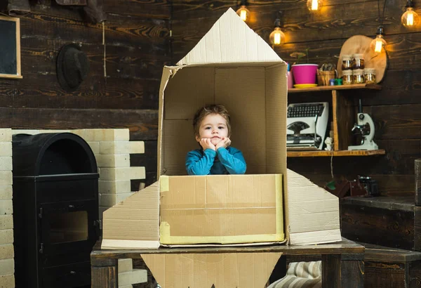 Sueño con la carrera del cosmonauta. Concepto del Día de la Tierra. Educación y desarrollo de ideas para niños. Viaje y aventura. Niño pequeño jugar en cohete de papel, la infancia. Tiempo para realizar sus ideas . —  Fotos de Stock