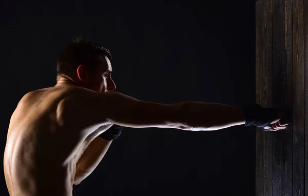 Energia. energia e successo nello sport dell'uomo muscolare. allenamento energetico di pugile uomo o combattente in palestra. energia dell'uomo che colpisce il muro con un pugno. giovane ed energico . — Foto Stock
