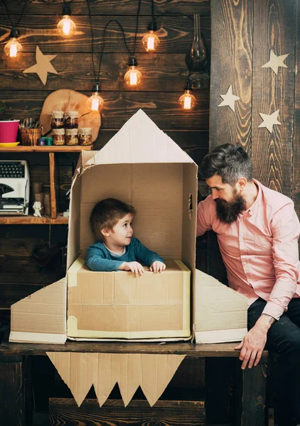 Kariyer ve macera kavramı. Kozmonot küçük çocuğun babası ile kariyer hayal