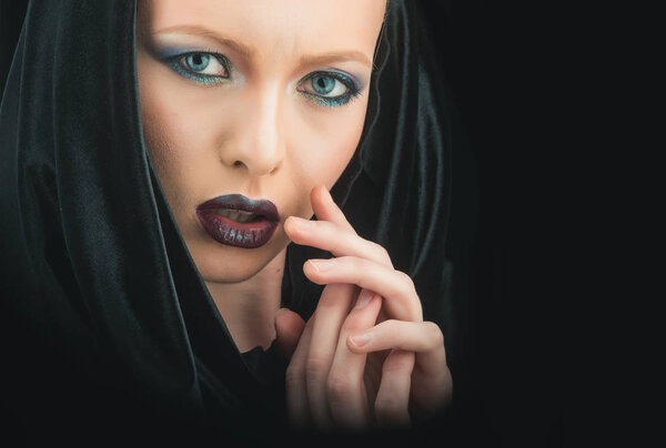 Модель с макияжем загадочной девушки. Концепция моды и красоты
.