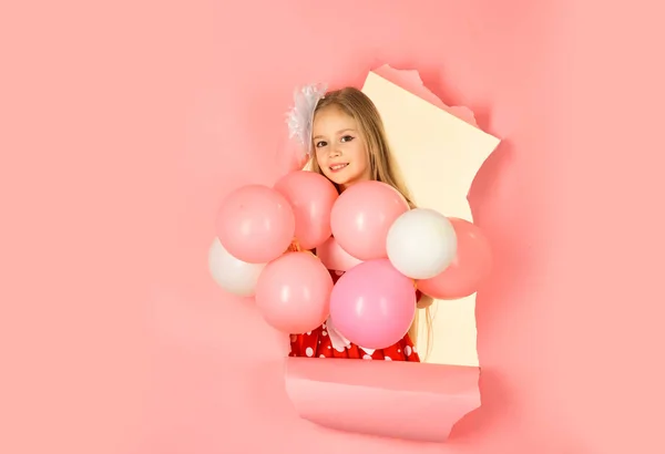 Μικρό κορίτσι κρατήστε ροζ συννεφάκι, χαρούμενα γενέθλια — Φωτογραφία Αρχείου