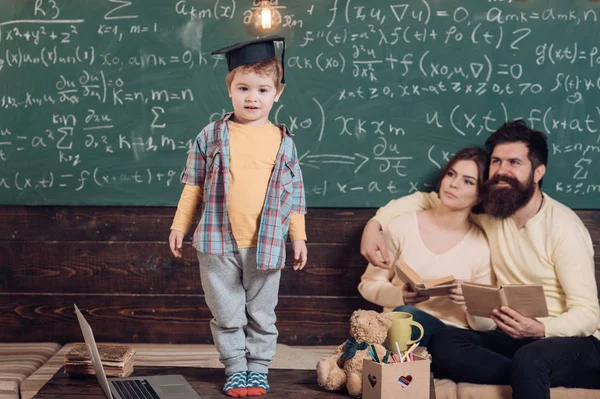 Öğrenci geçmek incelenmesi. Küçük öğrenci mezuniyet şapkalı. Öğrenci ve aile okul sınıf. İyi bir öğrenci geleceğe dair bir gözü var