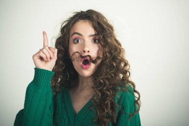 Yeşil kazaklı kadın moda. moda ve güzellik kavramı bak.