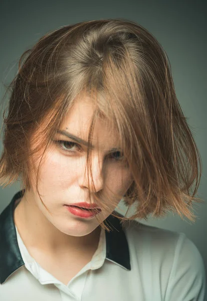 Corte direito para o tipo de cabelo. Penteados curtos bonitos para mulheres. Erros de estilo de cabelo curto evitar. Menina rosto misterioso cabelo curto olhando câmera. Popularidade para penteados curtos como lóbulos e bobs — Fotografia de Stock