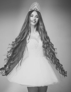 Şık saç. Kız moda makyaj ve sağlıklı saç gri arka plan üzerinde vardır.