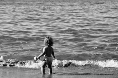 Rüya gibi çocuk. Deniz suyundaki küçük çocuk