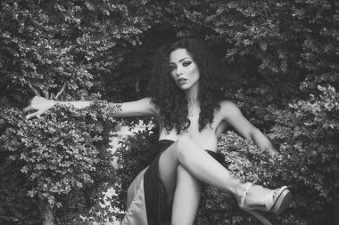 moda portre. Çapraz ayaklı oturan cinsel kadın