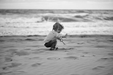 Rüya gibi çocuk. Kumla oynayan çocuk