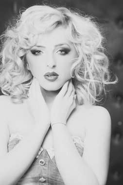 Genç modeli. Seksi sarışın kadın