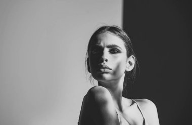 Kadınlık. Arka plan siyah ve mavi göz farı makyaj kadınla