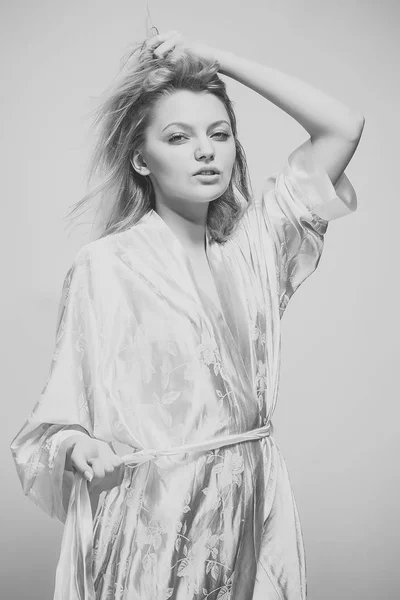 Jovem senhora de vestido de vestir — Fotografia de Stock