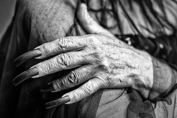 Ålderdom. Rynkig hand med långa naglar — Stockfoto