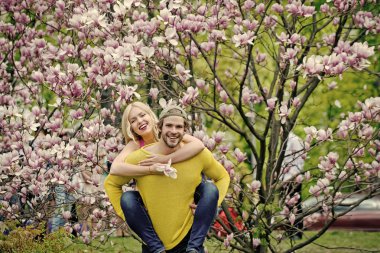 Bahar, bir kaç aşk. Şehvetli kadın ve erkek Manolya çiçek.