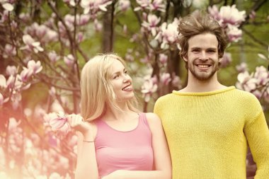 Bahar, bir kaç aşk. Çift çiçek çiçek aşık, bahar.