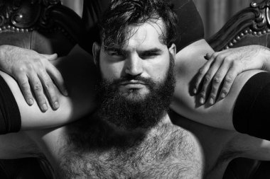 seksi çift. Adam kadın bacakları