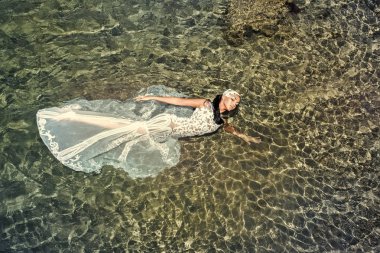 Balayı gezisi. Beyaz gelinlik kadın