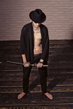 cesaret kavramı. Savaşçı siyah şapka ve dövmeli gövde gösterilen açık giyim