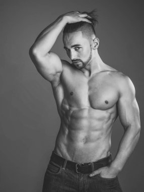 Fitness eğitmeni. Adam kas vücut ve gövde.