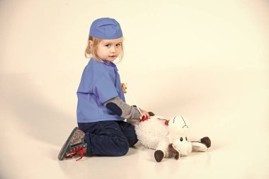 Hayvan hastalıklarıyla ilgili yardım. oyuncak hayvan ile tek tip oyun Veteriner doktor çocukta