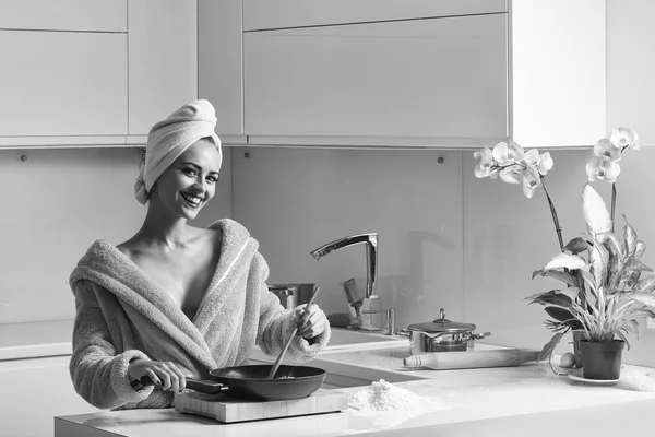 Ama de casa ideal. Mujer de cocina sexy — Foto de Stock