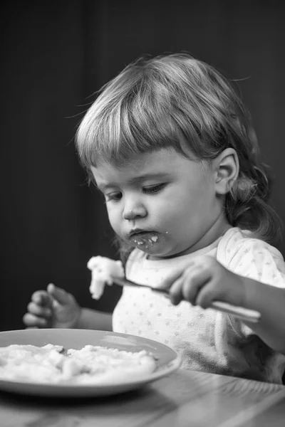 A criança come. Menino comendo — Fotografia de Stock