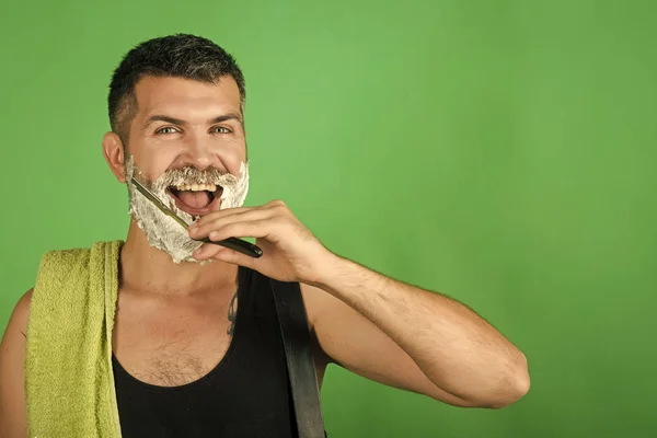 Reclame scheerapparaten. Gelukkig hipster in barbershop en nieuwe technologieën. — Stockfoto