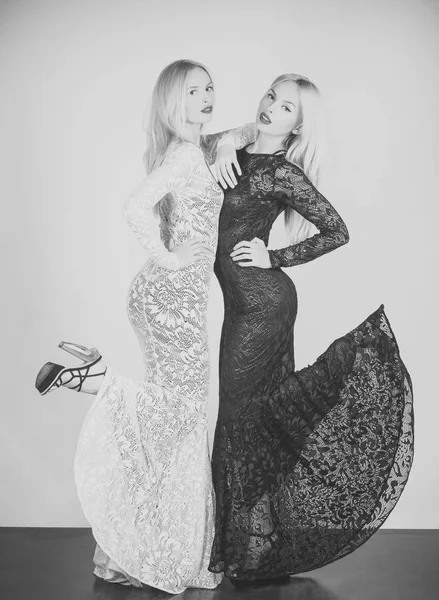 İkizler poz. Sarı uzun saçları ve kırmızı dudaklar makyaj ile kız