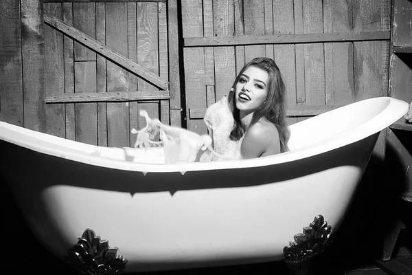 Γυναίκα σε ένα spa. Γελώντας γυναίκα στο μπάνιο — Φωτογραφία Αρχείου