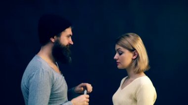 Bir kadın nasıl kocası alkol bir şişe boğaz içine dökülen arıyor. Alkolizm ailesinde sorun.