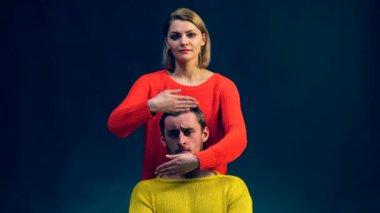 Kız elleri tarafından kapatıldı onun yüzünü ortaya çıkarır sonra adam üzüntü ve acı gösterir. Duygular kavramı.