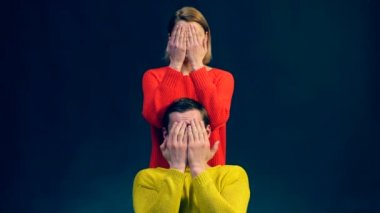 Neşeli erkek ve kadın farklı duygular gösterilen. Farklı duygular kavramı.