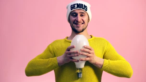 Der Typ Gelben Pullover Lächelt Aufrichtig Den Rosafarbenen Hintergrund Wissenschaftlicher — Stockvideo