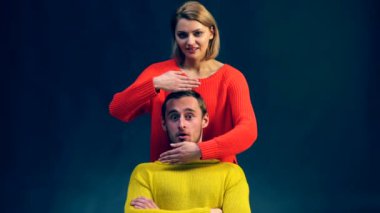 Sonra o kız onun yüzünü ortaya çıkarır bir adam hayretle gösterir. Farklı duygular ifade.