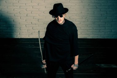 Savaşçı siyah güneş gözlüğü, şapka ve kıyafet, üstten görünüm