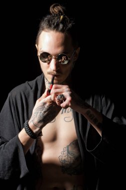 Adam yasaktır boru siyah arka plan üzerine