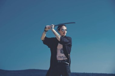 Gövde olan dreadlocks ve açık elbiseler gösterilen savaşçı dövme