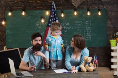 Öğrenme kavramı. Küçük çocuk zevk evde ailesi ile öğrenme. Öğrenme ve gelişme. Biz öğrenme üzerinde odaklanmak