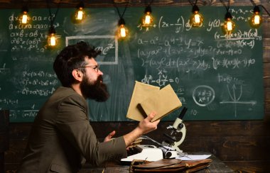 Sakallı adam üniversitede kitap tut. Bilim adamı Araştırma mikroskobu ile. Sakal ve bıyık kara tahta üzerinde olan adam. İşadamı gözlük retro daktilo ile masada. Araştırma ve bilgi